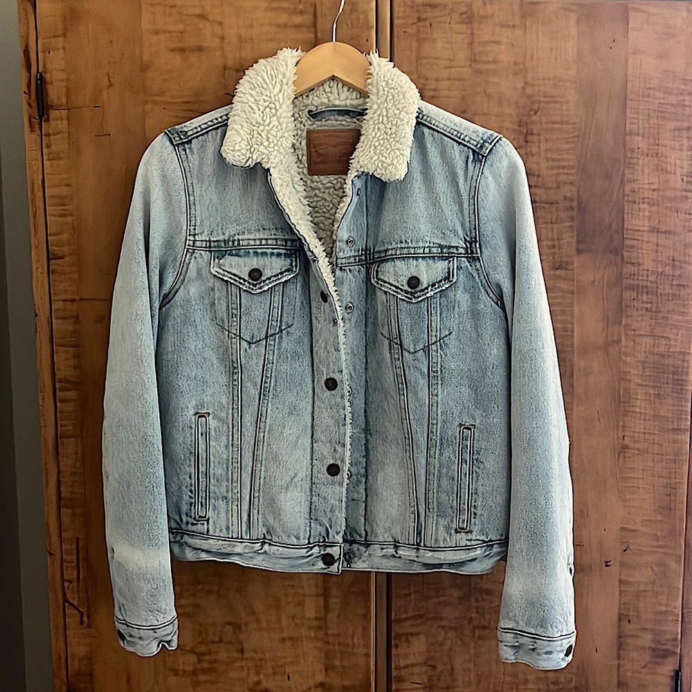 Light Wash Levi’s Sherpa Lined Denim Jacket Size M